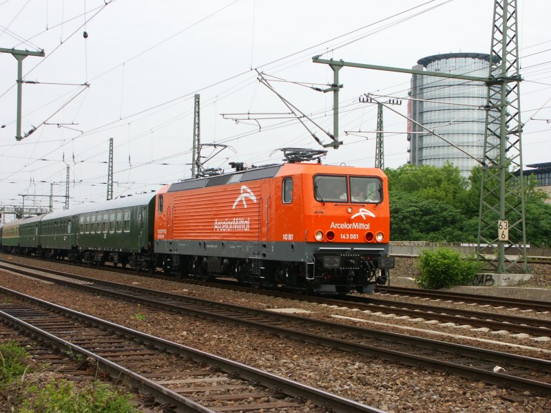 143 001 mit Sonderzug aus Cottbus nach Dresden an Hp. Freiberger Stra�e.