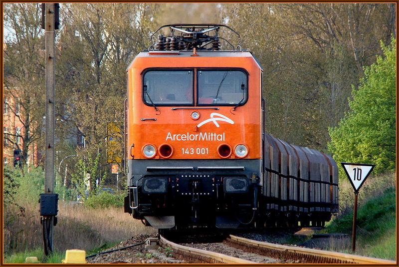 143 001- Per Akkukraft auf dem Weg vom Nordhafen aufs Hauptgleis.....  Stralsund Rgendamm am 28.04.09