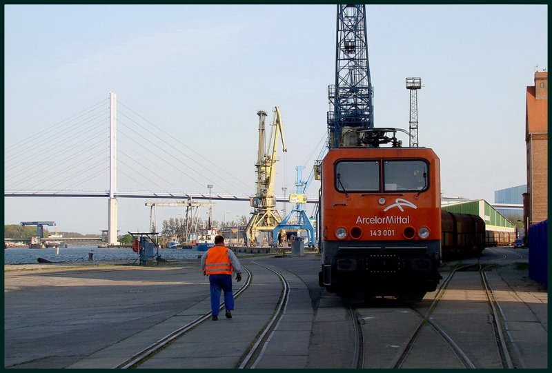 143 001 ist wieder im Nordhafen.  Stralsund am 30.04.09
