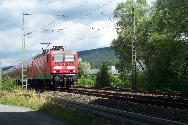 143 002-4 als LZ (vorher RB 30780 von Lichtenfels nach Pressig-Rothenkirchen) zurck nach Lichtenfels. 04.08.05