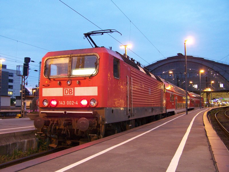 143 002-4 brachte am 03.09.2007 die RB 27740 mit 60 Minuten Versptung nach Leipzig Hbf.