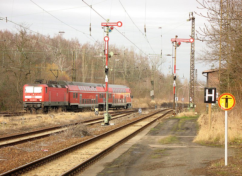 143 002-4 erreicht am 08.02.08 als S2 (9119) aus Leipzig ihren Endbahnhof Borna.