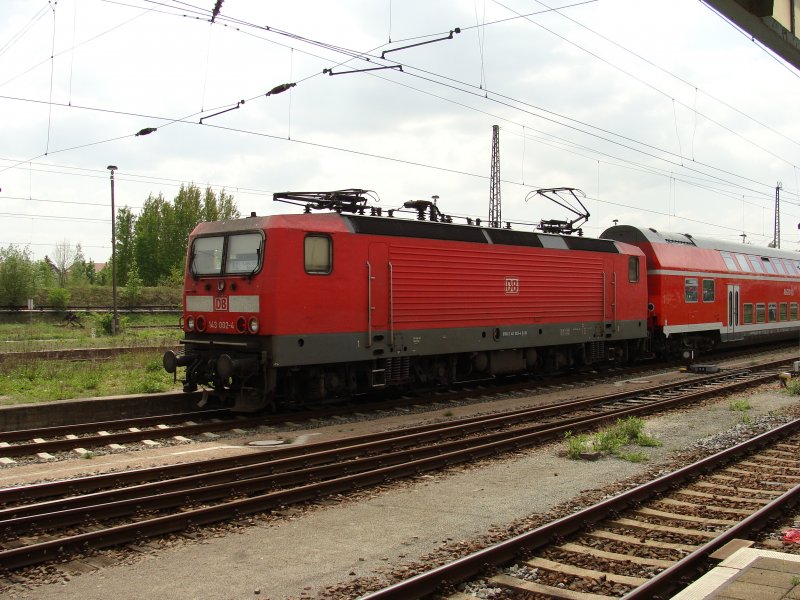 143 002-4 (nach 243 003 die zweite Serien 143er, die von der DR in Dienst gestellt wurde) rangiert mit ihren Doppelstockwagen auf Gleis 5 in Zwickau Hbf. Kurze Zeit spter geht es nach Leipzig. Fotografiert am 28.04.2009