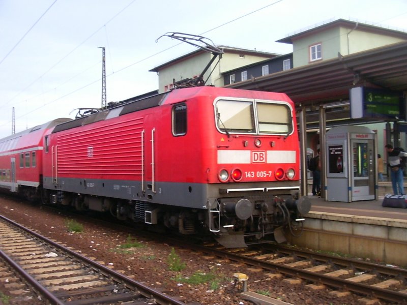 143 005-7 mit Doppelstockzug nach saalfeld 2006 in Naumburg/Saale