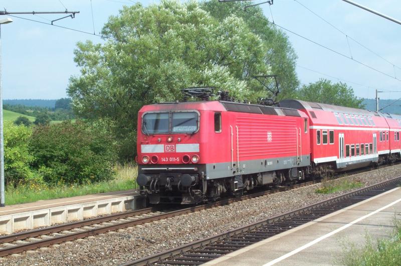 143 011-5 mit RB 15881 von Saalfeld/Saale nach Lichtenfels mit 8 Min. Versp�tung. K�ps, 12.08.05