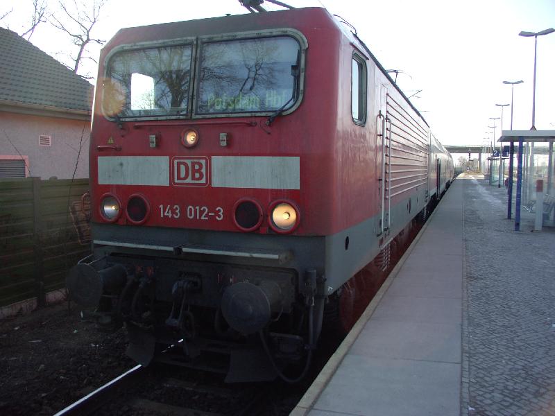 143 012 vor einem Zug der RB21 in Wustermark.