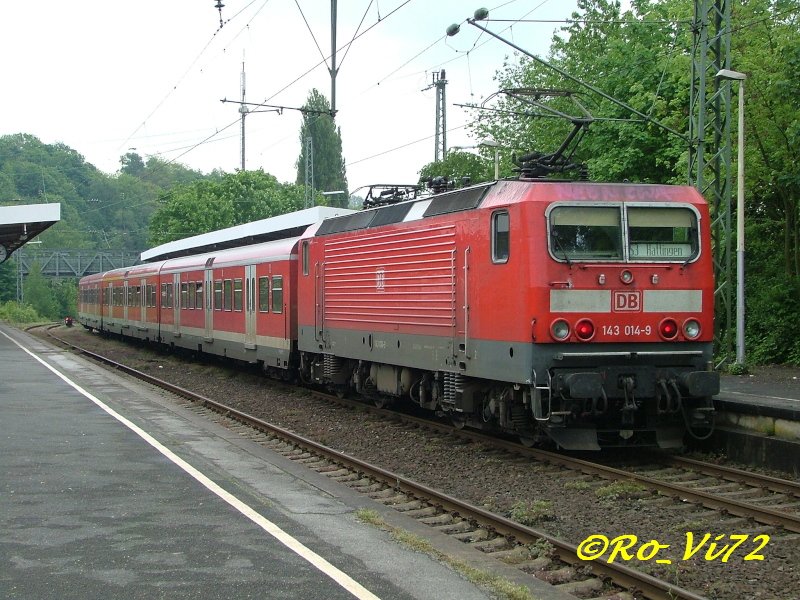 143 014-9 im Schub von der S 3 nach Hattingen. Hier in BO-Dahlhausen. 15.05.2005.