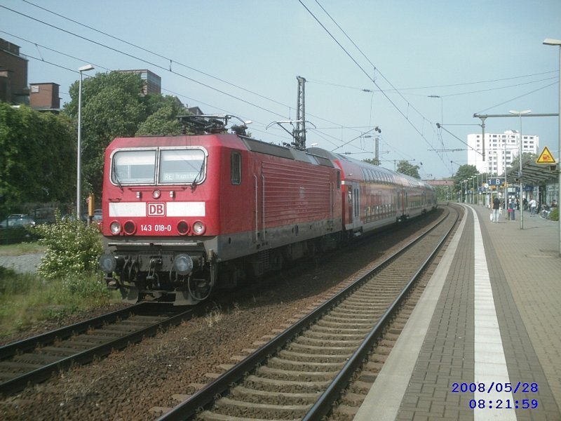 143 018-0 mit RE von Bielefeld nach Braunschweig am 28.05.2008
im Peiner Bahnhof. Eine seltene Zugkomposition, die offensichtlich
immer hufiger wird.