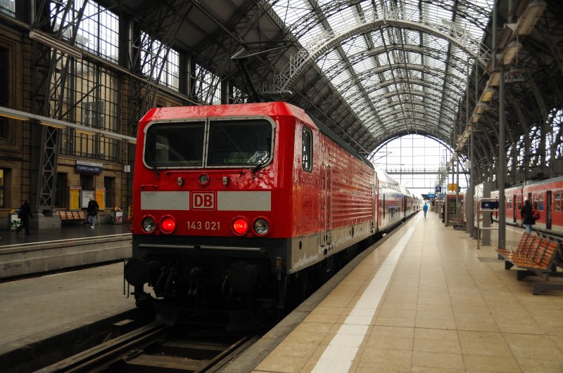 143 021 drckt ihren Regio-Dosto SE 20 gemtlich aus den Hallen des Frankfurter Hbfs, Richtung Main-Lahn-Bahn. Sein Fahrziel: Limburg an der Lahn. (27.04.2009).