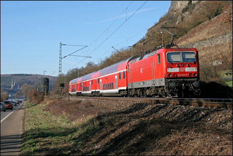143 025 schiebt am 09.02.2008 die RB27 (RB 12564)  Rhein-Erft-Bahn  von Koblenz Hbf nach Kln Hbf.
