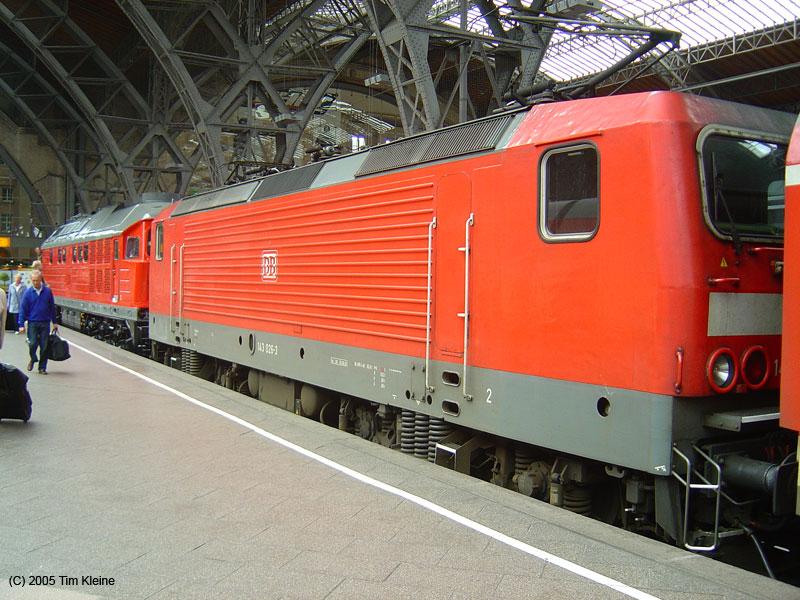 143 026 und 232 413 stehen am 11.08.2005 in Leipzig Hbf um kurz darauf zusammen den RE nach Cottbus zu schieben.