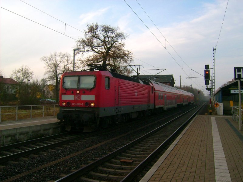 143 028 steht mit der RB nach Lutherstadt Wittenberg im Bahnhof Burgkemnitz.