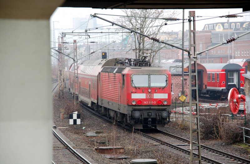 143 031 hat am 22.02.09 den S-Bahnhof Steintorbr�cke verlassen und schiebt ihre S7 nun weiter Richtung Halle(S) Hbf.