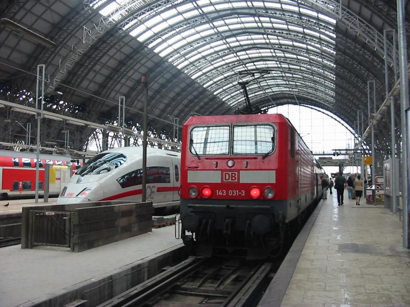 143-031 schiebt am 26.7.2005 RB nach Koblenz , hier in Frankfurt a. M.