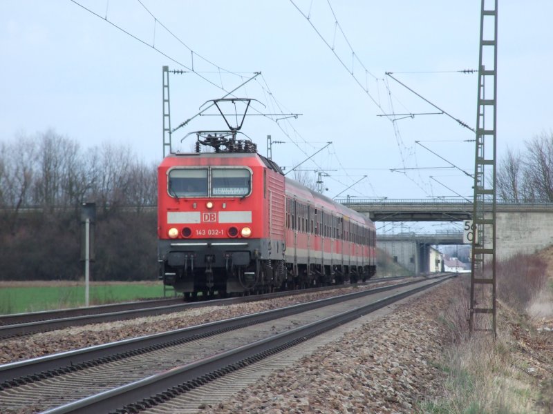 143 032 mit RB nach Neumarkt i.d.Obpf am 8.3.2006 kurz vor Strakirchen.