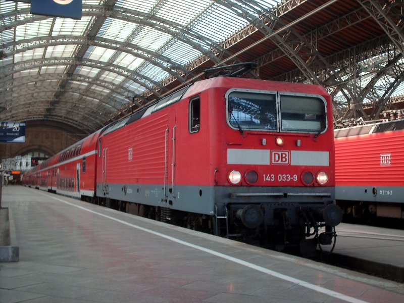 143 033-9 vor einem RegionalExpress  Saxonia  von Leipzig Hbf nach Dresden Hbf ber Wurzen, Riesa, Coswig in Leipzig Hbf.