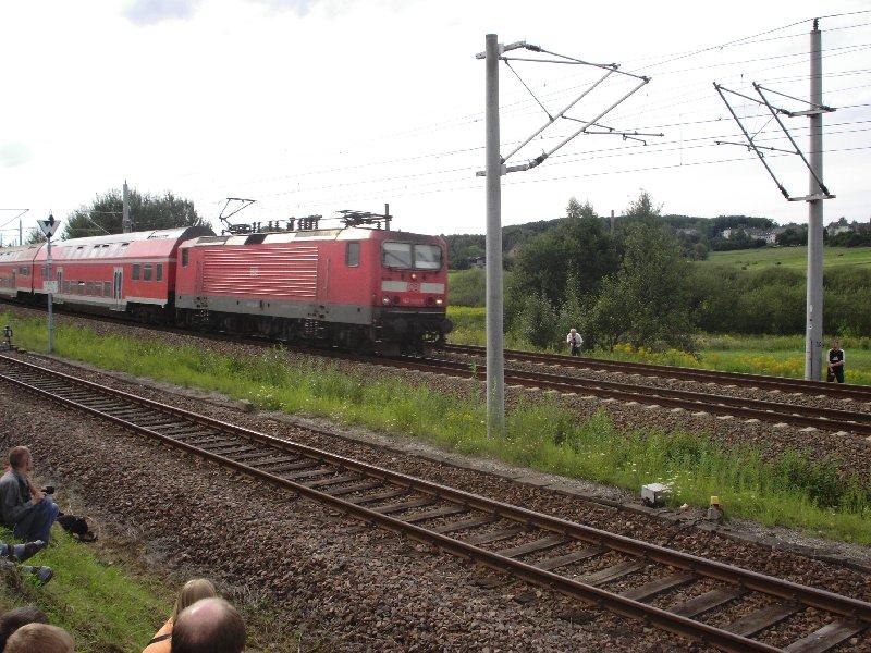 143 033 auf den Weg in richtung Dresden. hier fhrt der Zug gerade am Museumsgelnde vorbei
