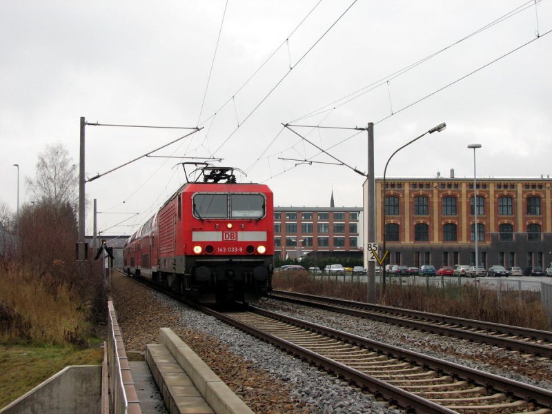 143 033 mit einer RB in Chemnitz Schnau (21.12.2006)