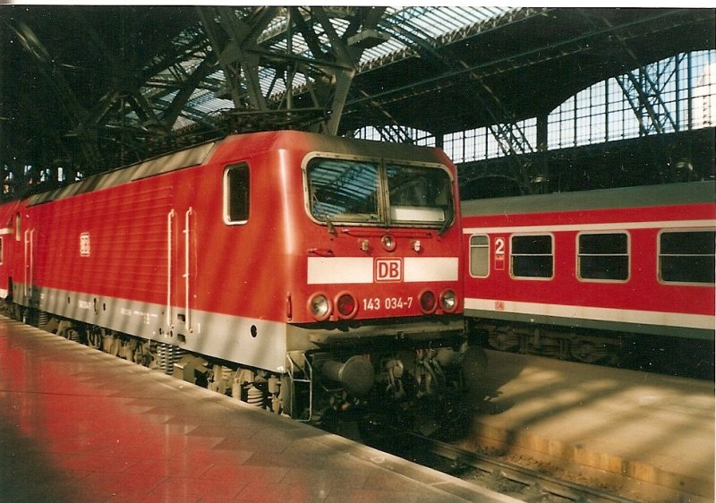 143 034 am 18.Mai 2000 in der Leipziger Bahnhofshalle.