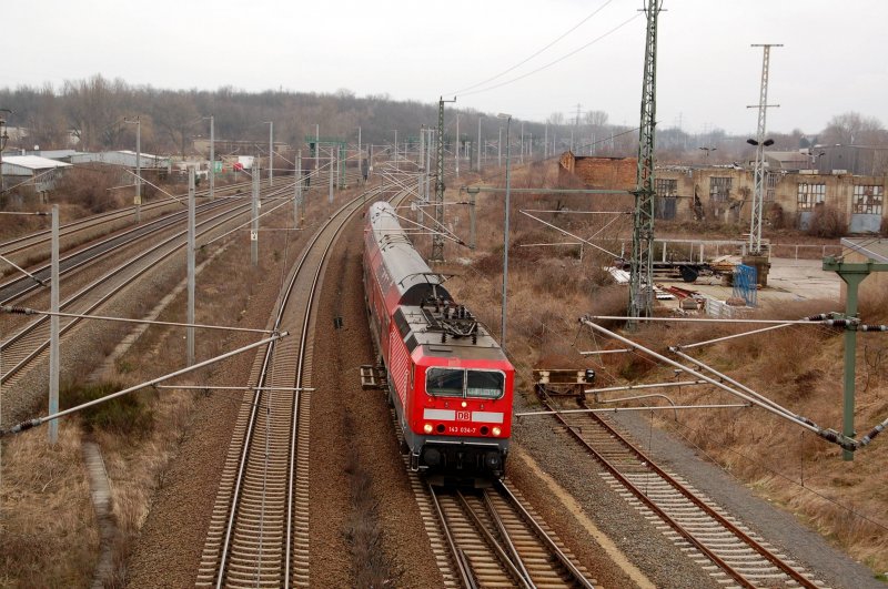 143 034 zieht am 16.03.09 einen Verstrkerzug in den Bahnhof Bitterfeld(endet dort). 