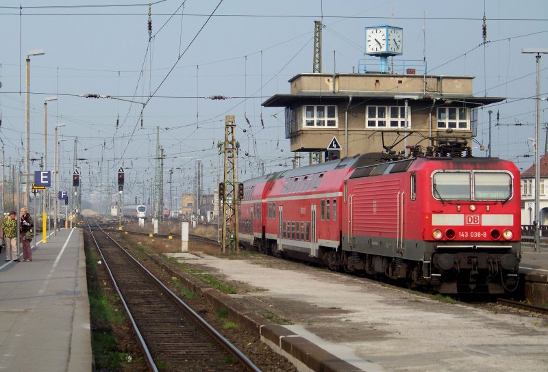 143 038-8 kommt hier mit seinem Zug aus Hoyerswerda. Im Hintergrund sieht man noch das Stellwerk und die genau Uhrzeit: 16:24. Leipzig Hbf den 04.04.2009