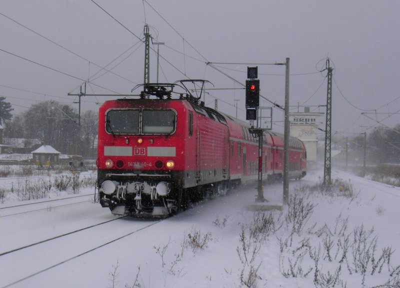 143 040-4 fhrt mit RB 17317 von Zwickau nach Freiberg auf Gleis 4 des Freiberger Bahnhofes ein, 25.11.08