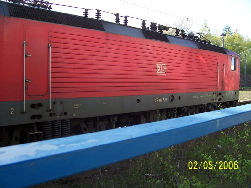 143 047 mit RB nach Mittweida im Bahnhof Oberlichtenau