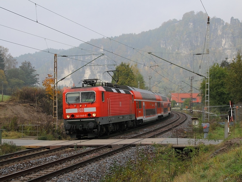 143 049-5 ist am 24.10.2009 auf der S-1 nach Schna unterwegs.