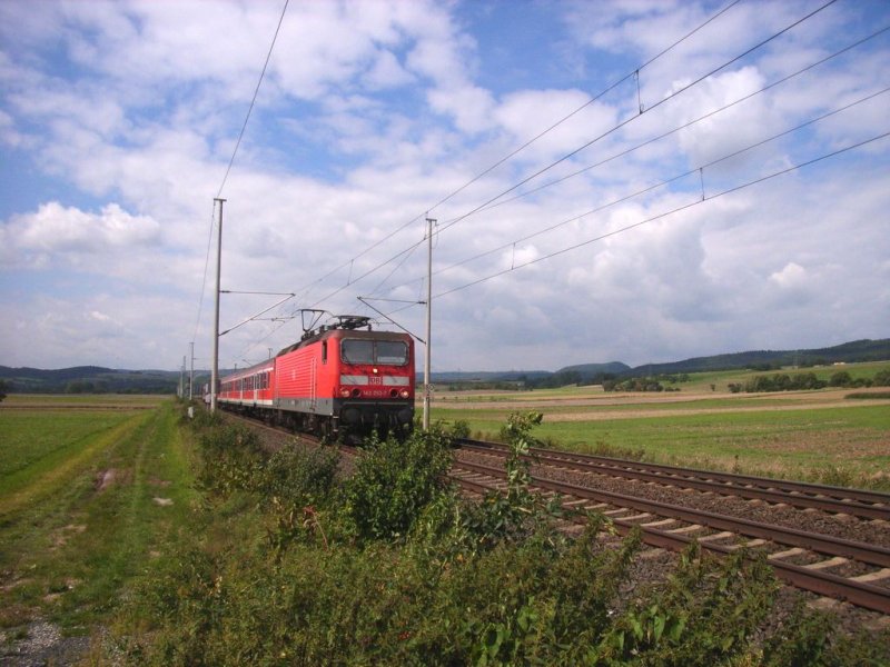 143 053 - 7 mit Halberstdter Mitteleinstiegswagen bei Herleshausen unterwegs von Bebra nach Eisenach im August 2006.