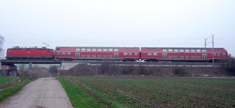 143 053-7 zieht am 28.03.2005 die RB Sangerhausen-Erfurt, hier kurz hinter Smmerda.