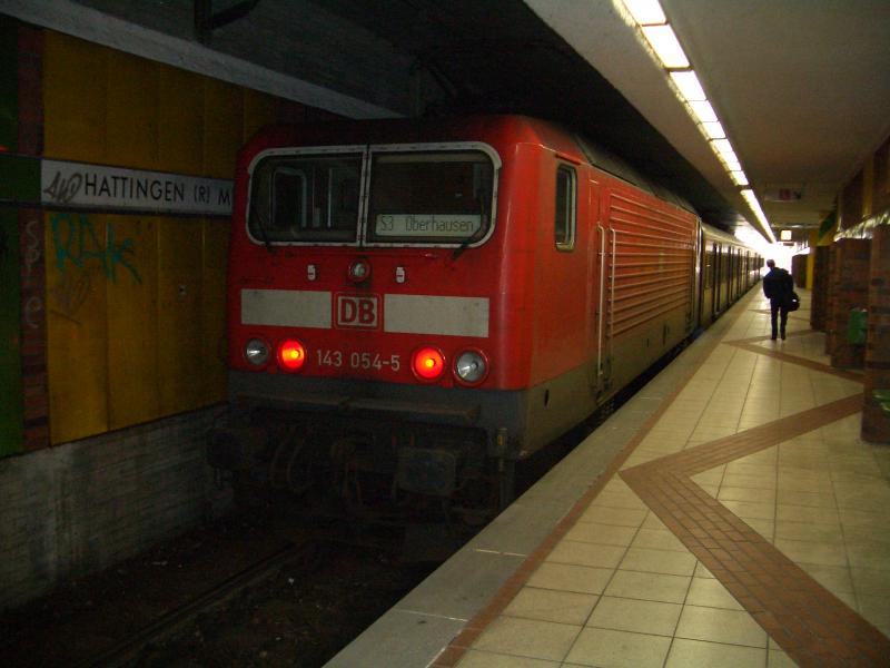 143-054-5 in Hattingen Mitte ( EHTM )
Zug steht Abfahrbereit Richtung Oberhausen ( EOB )