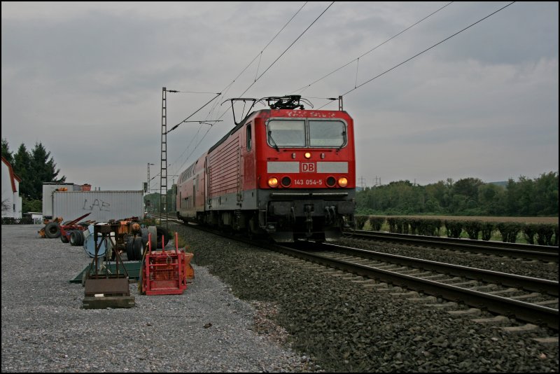 143 054 fhrt mit der RB 56 (RB39645)  DER ISERLOHNER  zurck nach Iserlohn. (03.10.07)