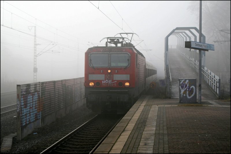 143 054 fhrt mit einer S4 nach Unna in den  Haltepunkt  Dortmund-Marten Sd ein. (01.01.08)