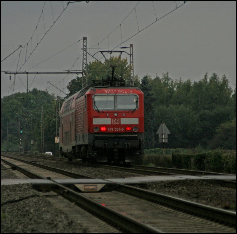 143 054 schiebt die RB56 (RB 39646)  DER ISERLOHNER  am Abend des 03.10.07 Richtung Hagen. 