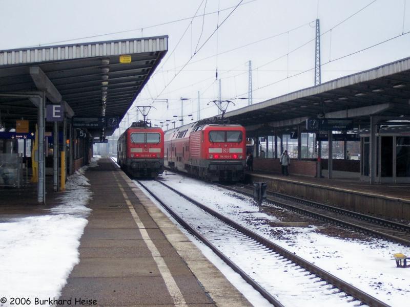 143 055 mit RB Schnefeld-Wnsdorf Waldstadt und 114 004 mit RE nach Stralsund am 21.1.2006 im Bahnhof Berlin-Schnefeld Flughafen
