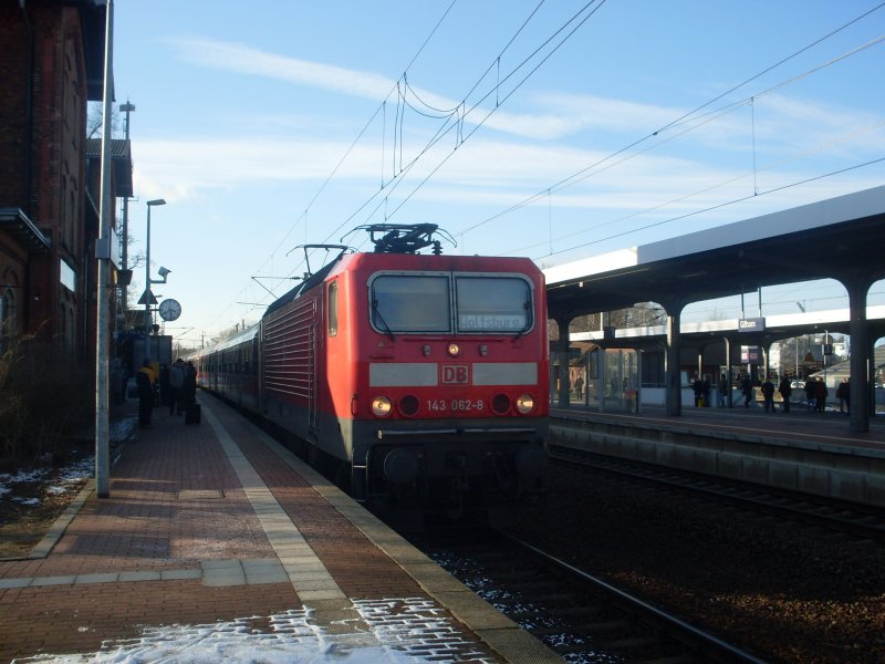 143-062-8 kam am 18.02.2009 mit 10 min + von Hannover nach Wolfsburg in Gifhorn an
