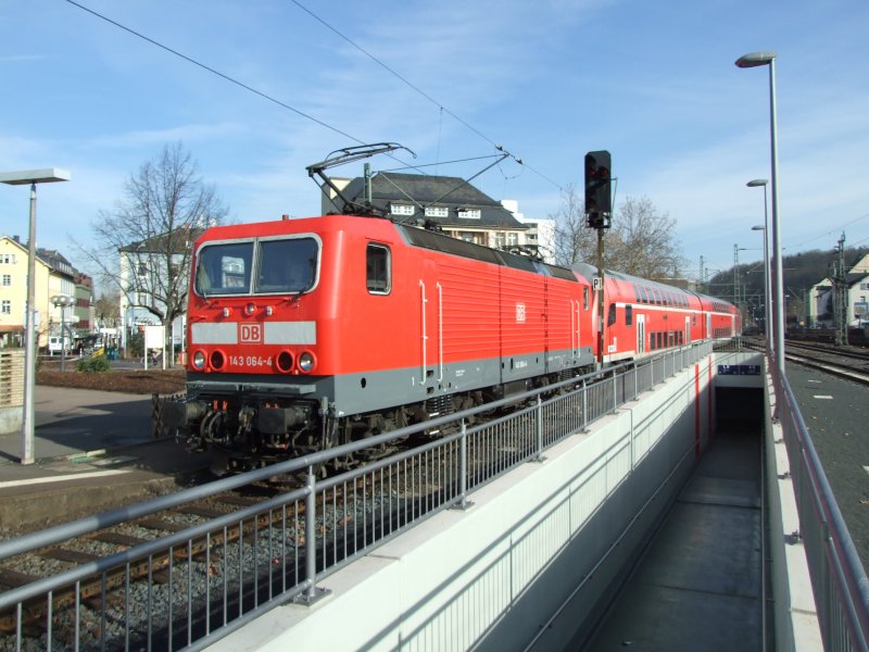 143 064-4 mit einem RE aus Frankfurt erreicht Limburg Hbf.10.2.08