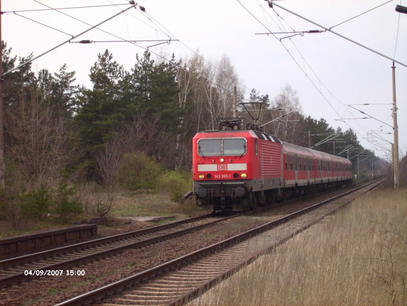 143 065 zieht den RB11 Cottbus kurz vor Eisenhttenstadt.09.04.07