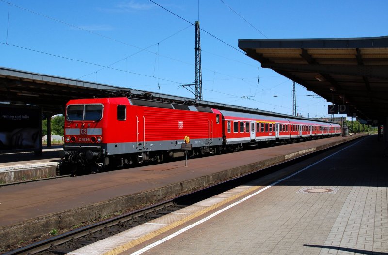 143 068 steht am 13.06.09 mit der RB nach Eisenach in Weimar.