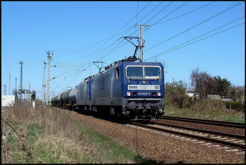 143 069-3 & 143 286-3 -RBH- Mit einem Kesselumleiter nach Stendell. Stralsund am 18.04.09 