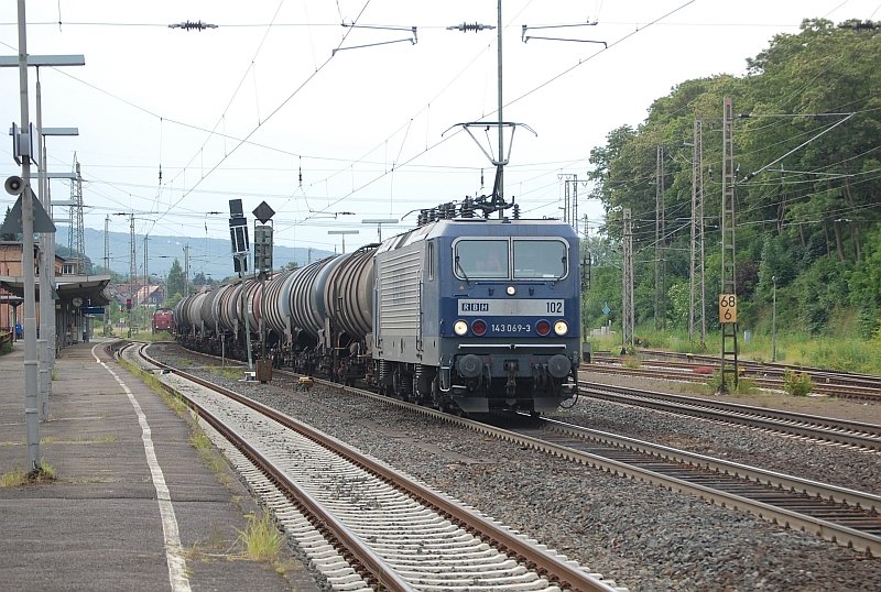 143 069-3 (RBH 102) mit Kesselwagenzug am 6.6.2009 durch Kreiensen