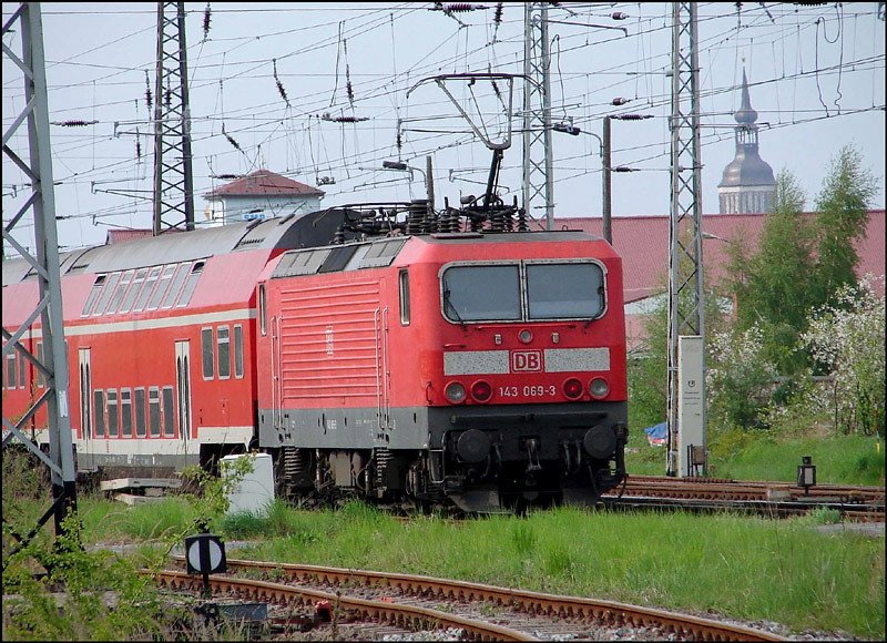 143 069-3 schiebt den RE38310 (aus Senftenberg)in Richtung Hbf Stralsund.  (am 13.05.06) 
