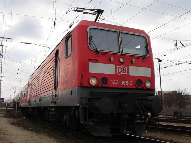 143 069 steht an einem der ersten warmen Tag des Jahres 2006 im Bahnhof von Senftenberg vor der RegionalBahn nach Potsdam Hbf zur abfahrt bereit. 