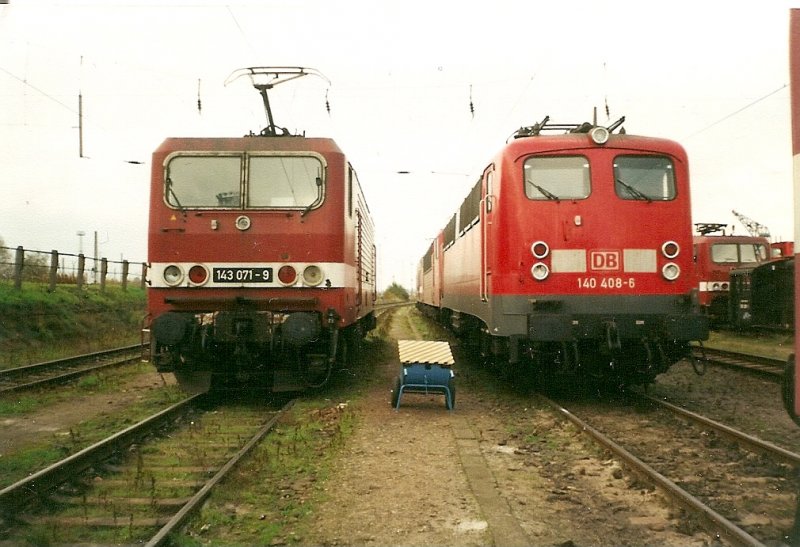 143 071 und 140 408 treffen sich im November 1999 in Rostock Seehafen.