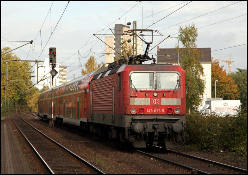 143 073 (9180 6143 073-5 D-DB) verlsst mit der RB27 (RB 12562)  Rhein-Erft-Bahn , Koblenz Hbf - Kln Hbf, Bonn-Beuel. (24.10.2009)