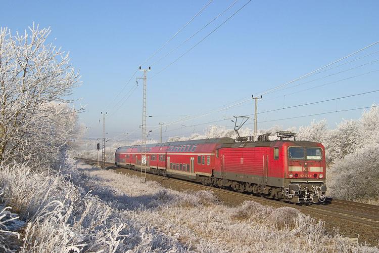 143-075 fhrt bei schnstem Winterwetter die Regionalbahn von Nordhausen nach Halle/S.