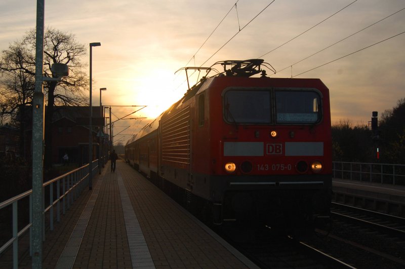 143 075 steht am 28.11.08 mit der RB nach Lutherstadt Wittenberg im Bahnhof Burgkemnitz zur Abfahrt bereit.