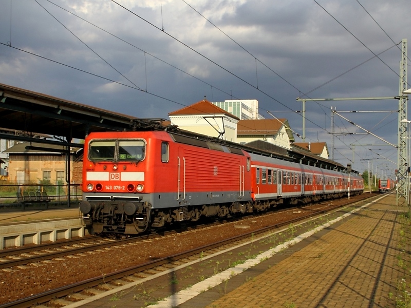 143 079-2 am 22.8.2009 vor einem RE nach Kassel Hbf beim Beschleunigen aus dem Bahnhof Nordhausen.