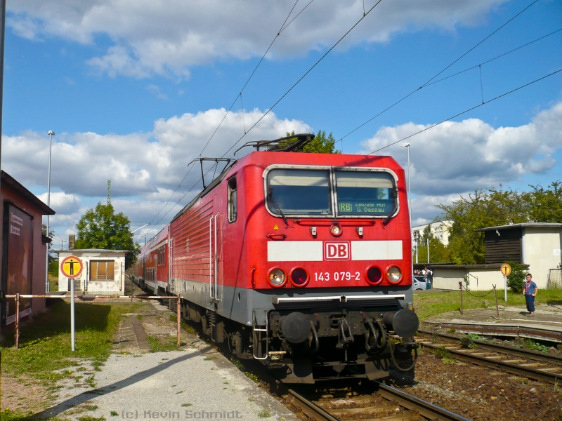 143 079-2 erreicht mit einer RB Dessau Süd auf der Fahrt nach Leipzig Hbf. (12.09.2009) 