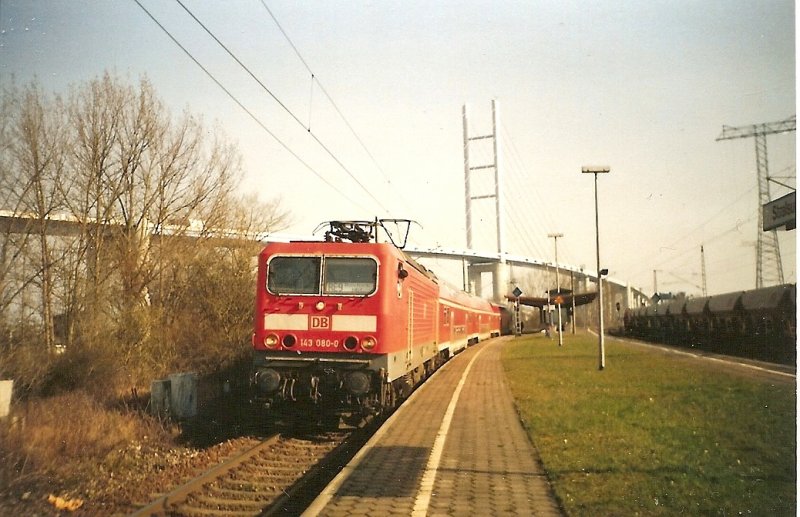 143 080 im Mai 2007 mit einer Regionalbahn Sassnitz-Rostock in Stralsund-R�gendamm vor der noch im Bau befindlichen R�genbr�cke.